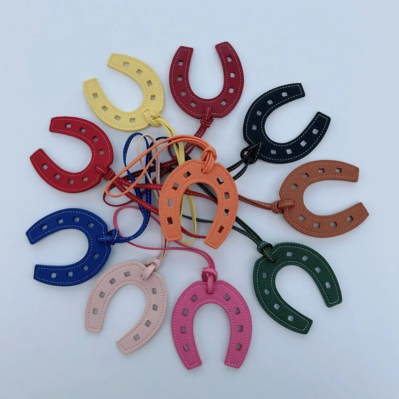 10 Farben Frauen und Mädchen PU-Leder Pferdehufeisen-Schlüsselanhänger Handtaschenhalter Anhänger Taschenzubehör für Handtaschen