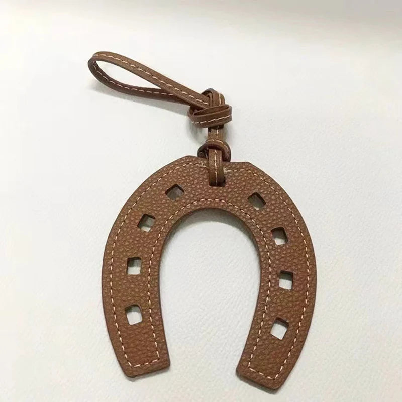 10 Farben Frauen und Mädchen PU-Leder Pferdehufeisen-Schlüsselanhänger Handtaschenhalter Anhänger Taschenzubehör für Handtaschen