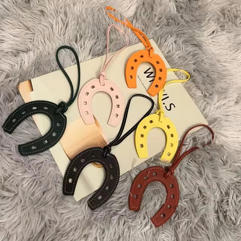 10 Farben Frauen und Mädchen PU-Leder Pferdehufeisen-Schlüsselanhänger Handtaschenhalter Anhänger Taschenzubehör für Handtaschen