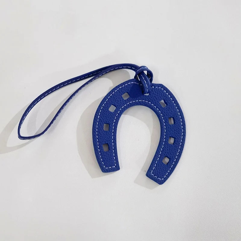 10 Farben Frauen und Mädchen PU-Leder Pferdehufeisen-Schlüsselanhänger Handtaschenhalter Anhänger Taschenzubehör für Handtaschen